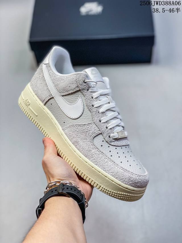 公司级耐克Nike Air Force 1 07 Lv8空军一号低帮百搭休闲运动板鞋。柔软、弹性十足的缓震性能和出色的中底设计，横跨复古与现代的外型结合，造就出