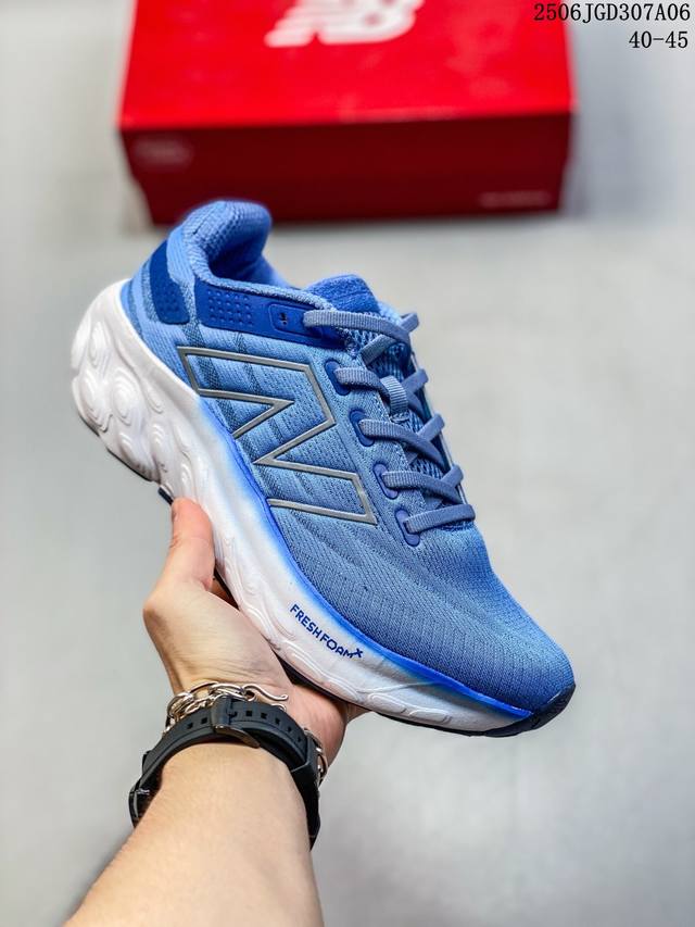 新百伦 New Balance Fresh Foam X 1080 V14 男款舒适缓冲跑步运动鞋。这款鞋将可靠的舒适性和高性能相结合，为日常穿着和比赛日提供了
