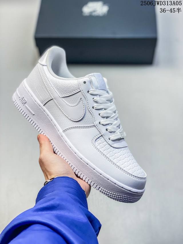 公司级耐克Nike Air Force 1 07 Lv8空军一号低帮百搭休闲运动板鞋。柔软、弹性十足的缓震性能和出色的中底设计，横跨复古与现代的外型结合，造就出