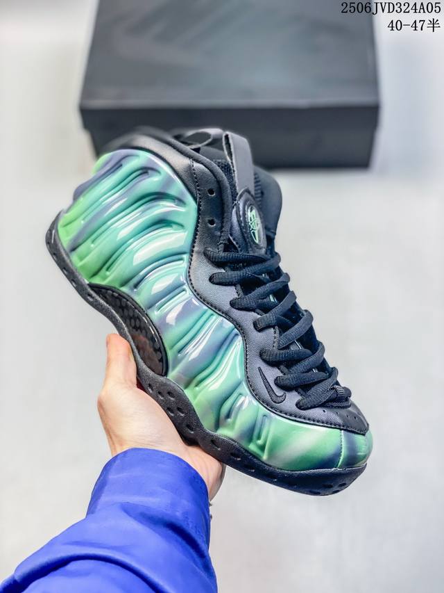 耐克Nike Foamposite One Northern Lights 耐克 极光喷喷泡 颜值颇高以自然奇景为设计灵感的喷，鞋身采用了北极光配色，相似度高，