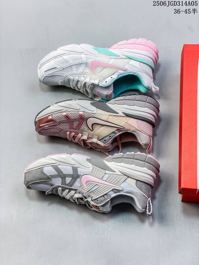 真标耐克Nike V2K Run跑步鞋复古风潮 网面透气运动鞋 灰银紧致的鞋面材质提供良好的包裹性鞋侧 Swoosh以及鞋头部分搭配增添不少亮点的镀铬细节鞋垫上