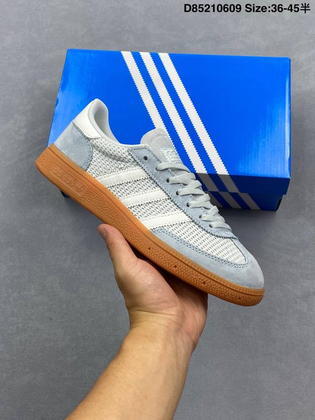Adidas Handball Spezial 阿迪达斯经典款 复古休闲板鞋 全鞋采用反毛皮制作 牛筋耐磨大底 承载青春情怀的板鞋 经典三条杠装饰鞋侧 品牌辨识