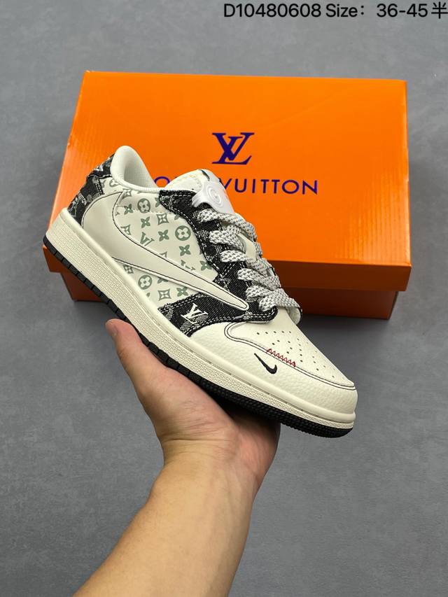 乔丹Fragment X Travis Scott X Air Jordan 1 Low 三方联名倒钩 ，整双鞋以全荔枝皮打造，腰身搭配白色 倒勾 ，再点缀上T