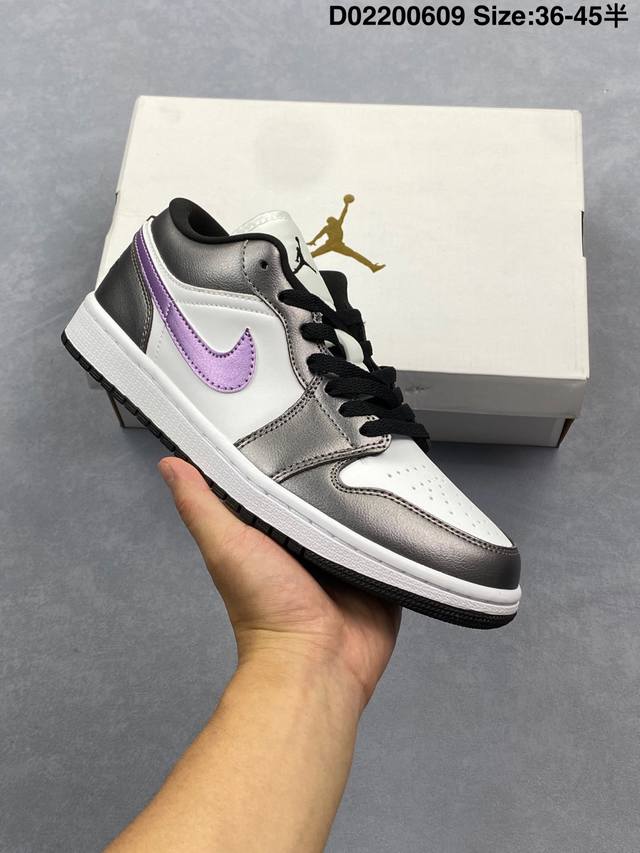 Air Jordan 1 Low 低帮 暗夜紫 Aj1 乔丹1代 Aj1 乔1 低邦 紫黑 乔丹篮球鞋系列 鞋身整体以优质白色皮革面料打造，搭配暗夜色框架覆盖层
