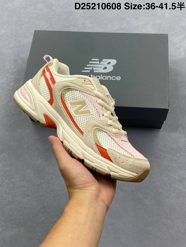 New Balance Nb530 新百伦复古透气跑步鞋 抛弃过往以皮革为主的人气轮廓 以极具复古风范的跑鞋外观呈现 设计上全鞋以简约清爽的纯白色作基底 鞋身覆