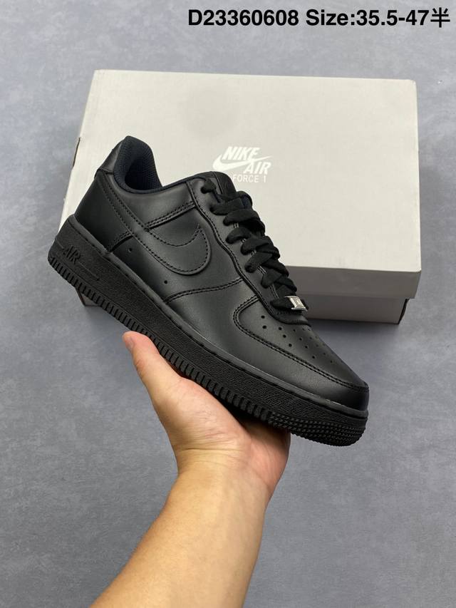 纯原版本 全头层 Nike Air Force 1 Low Triple Black 耐克 空军一号 低帮 黑武士 纯黑 黑色鞋底托衬黑色皮革鞋身，细腻又富有光