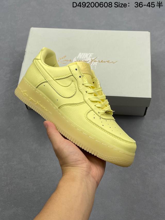 耐克 Nike Air Force 1 ’07 空军一号低帮百搭休闲运动板鞋。柔软、弹性十足的缓震性能和出色的中底设计，横跨复古与现代的外型结合，造就出风靡全球