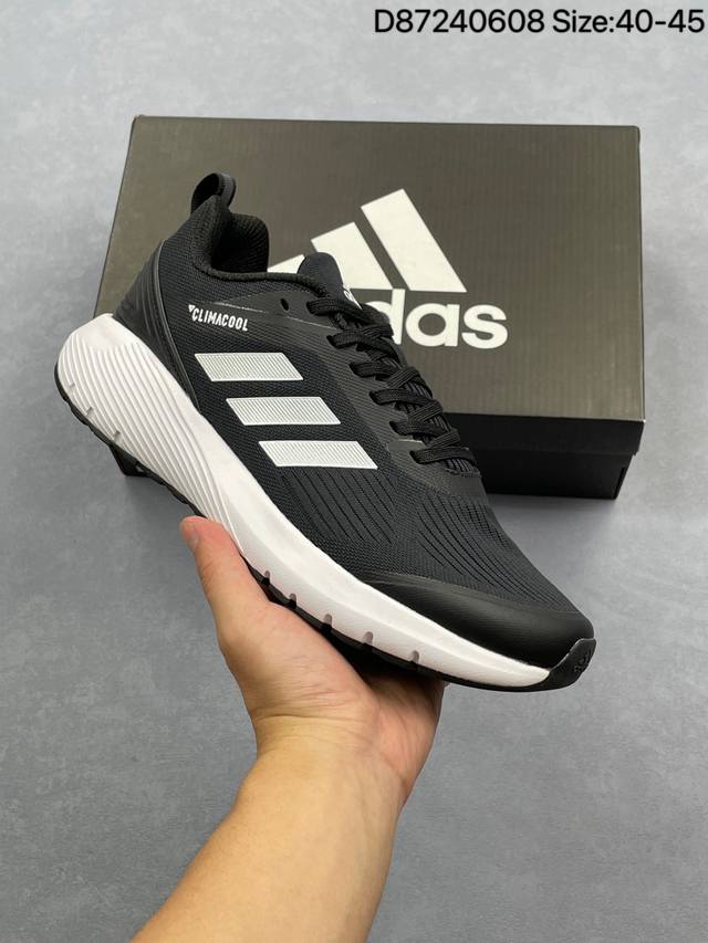 Adidas Duramo 8 轻量跑鞋 稳定性方面，Duramo 8是满满的踏实感，鞋身侧面与后跟处加入了Pu革，不仅能够有效的防止双足左右晃动，而且后跟锁定