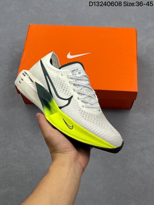 Nike Air Max Alpha Trainer 5 全新气垫 简约大方的造型设计，给人以随性休闲的时尚格调，穿着舒适轻便，运动灵活自如，满足日常个性穿搭