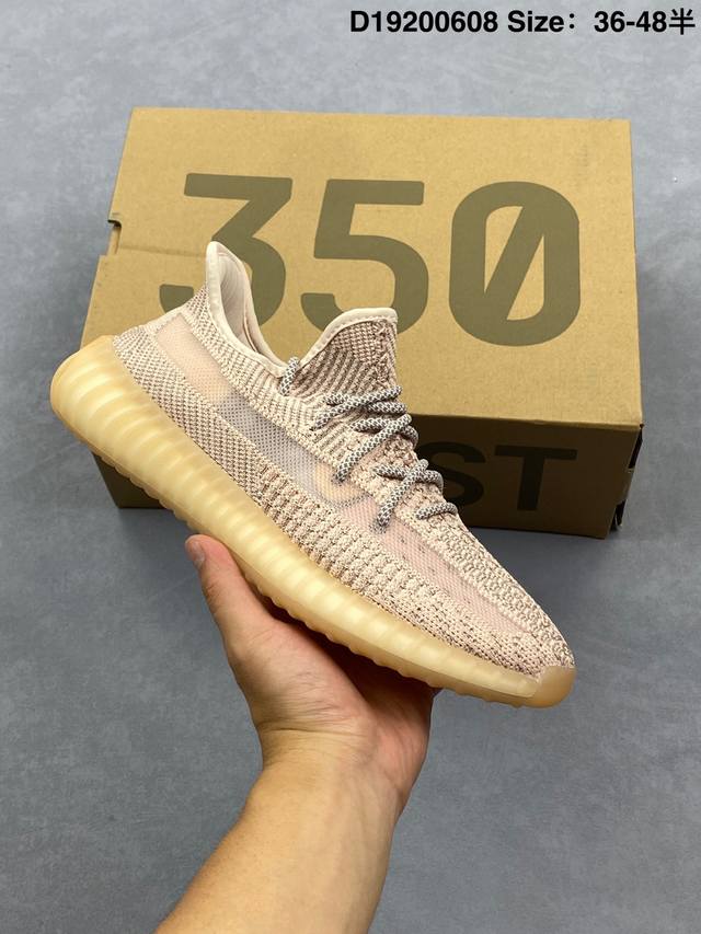 Adidas 阿迪达斯 ，男女鞋真标半码制，升级原纸板原档案原楦头开模打造，采用巴斯夫Boost爆米花缓震中底物料，采用原厂面机台Primeknit织法飞织鞋面
