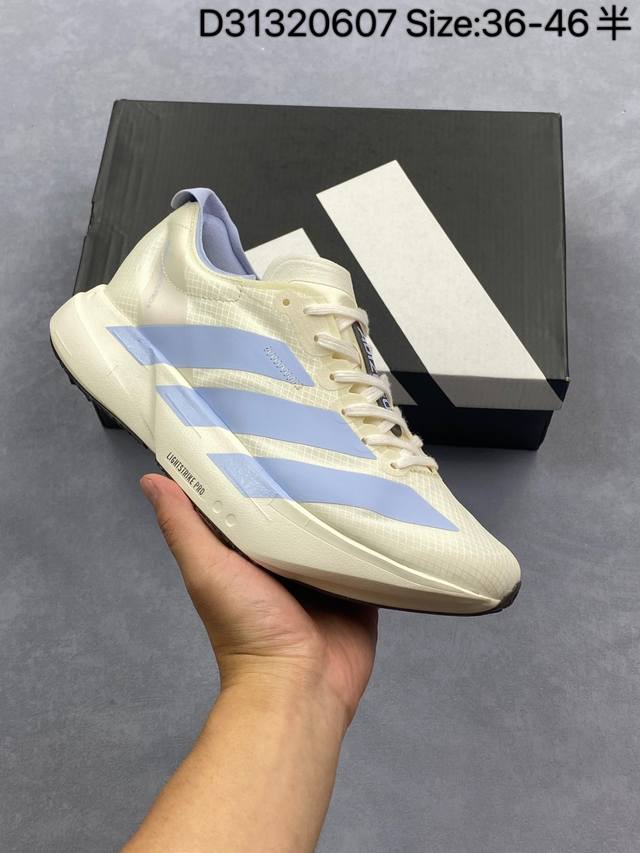 Adidas Adizero Evo Sl M 阿迪超轻透气缓震跑鞋 整体外观造型与Adizero Adios Pro Evo 1非常相似 中底配置方面搭载全掌