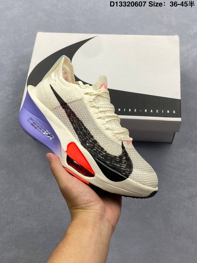 公司级新品发布 Nike Air Zoom Alphafly Next%整体采用前作的设计语言，并且对后者的细节进行升级，马拉松和长距离路跑的性能极限设计而生。
