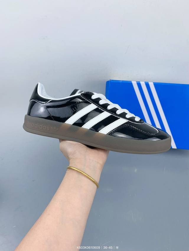 公司级Adidas Originals Gazelle Indoor 三叶草休闲防滑耐磨低帮板鞋 鞋头出色设计 塑就出众贴合感 稳固的后跟贴合足部曲线设计 软弹