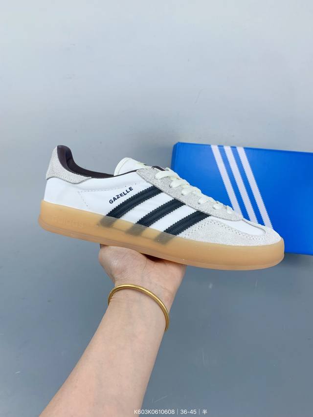 公司级Adidas Originals Gazelle 此款鞋延续了橡胶外底和经典款式的传统。全新的网格布和标志性的3条纹采用明亮的对比色，为久经考验的外观带来