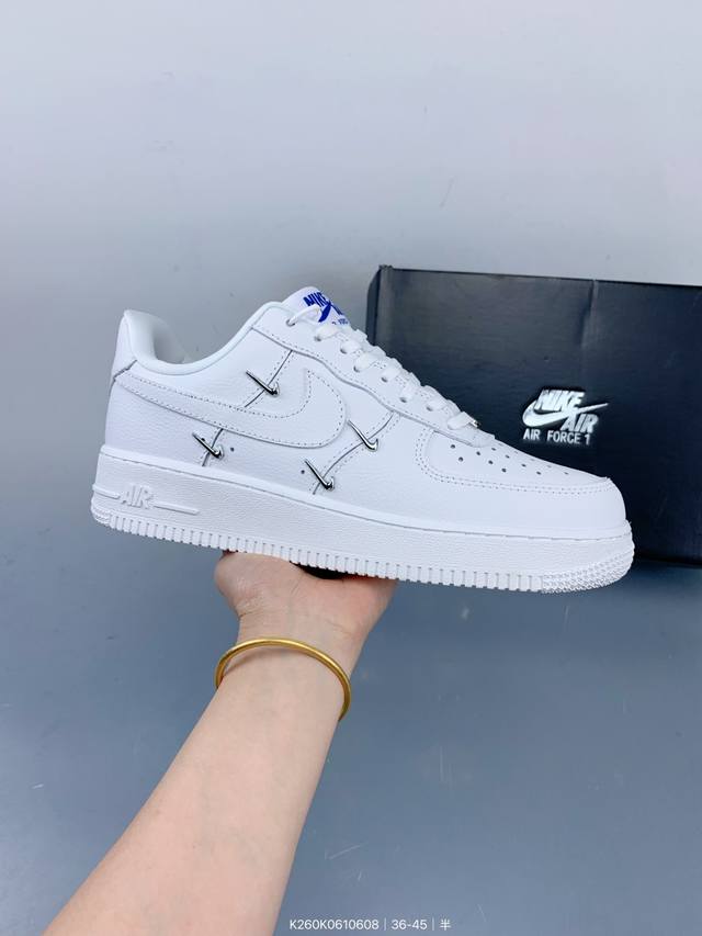 耐克Nike Air Force 7Lx空军一号低帮百搭休闲运动板鞋。柔软、弹性十足的缓震性能和出色的中底设计，横跨复古与现代的外型结合，造就出风靡全球三十多年