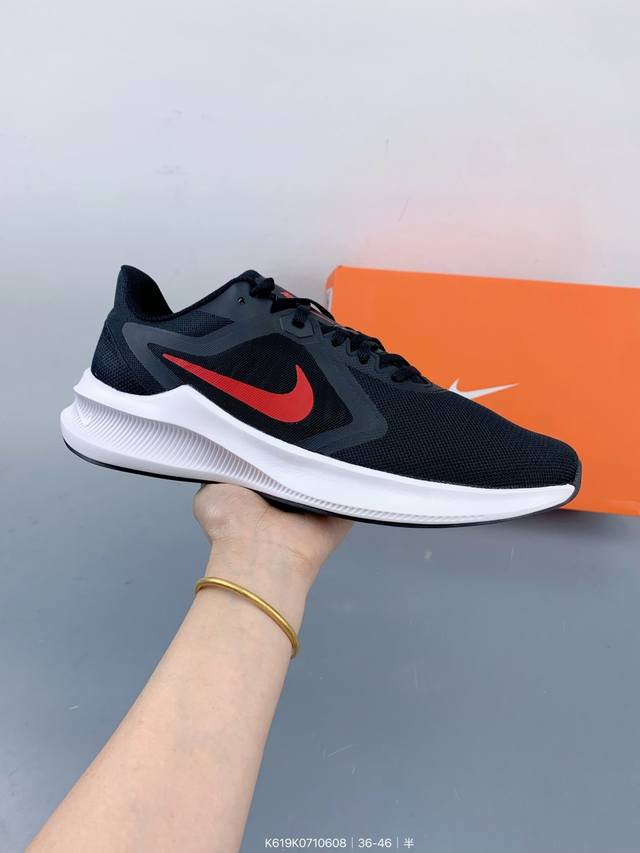 公司级耐克Nike Zoom Winflo V10 3M 代轻质透气休闲运动跑步鞋。采用了后掌气垫 Air-Zoom 的设计，升级中底为Cushlon St，材