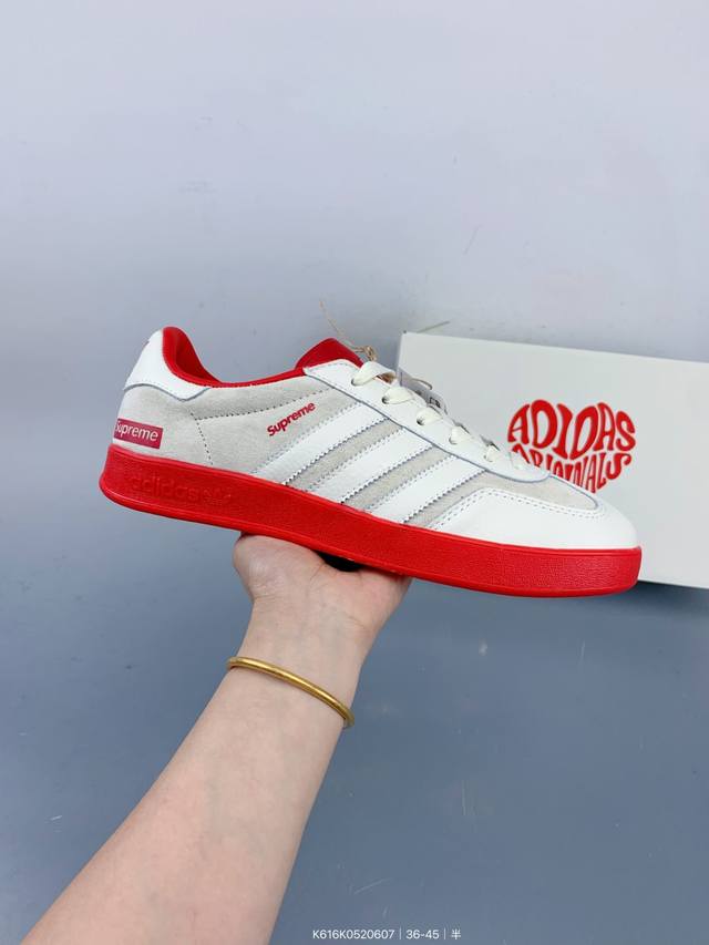 高端定制 Ad Gazelle Indoor Trainers Supreme联名---奶白灰红 原厂定制长毛翻毛皮组合环保纤维革鞋面材质 内置环保海玻璃鞋垫