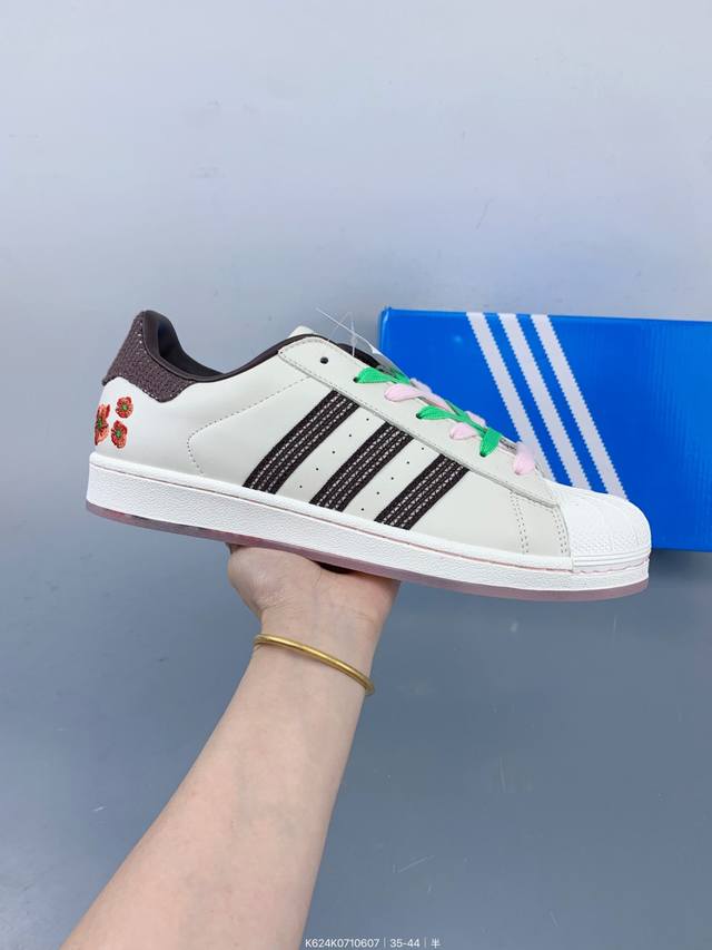 Adidas Gazelle Indoor 贝壳头 三叶草休闲防滑耐磨低帮板鞋鞋头出色设计 塑就出众贴合感稳固的后跟贴合足部曲线设计软弹舒适 不易磨脚橡胶鞋底配