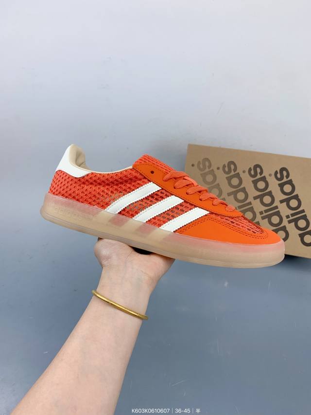 公司级Adidas Originals Gazelle 橙色 此款鞋延续了橡胶外底和经典款式的传统。全新的网格布和标志性的3条纹采用明亮的对比色，为久经考验的外