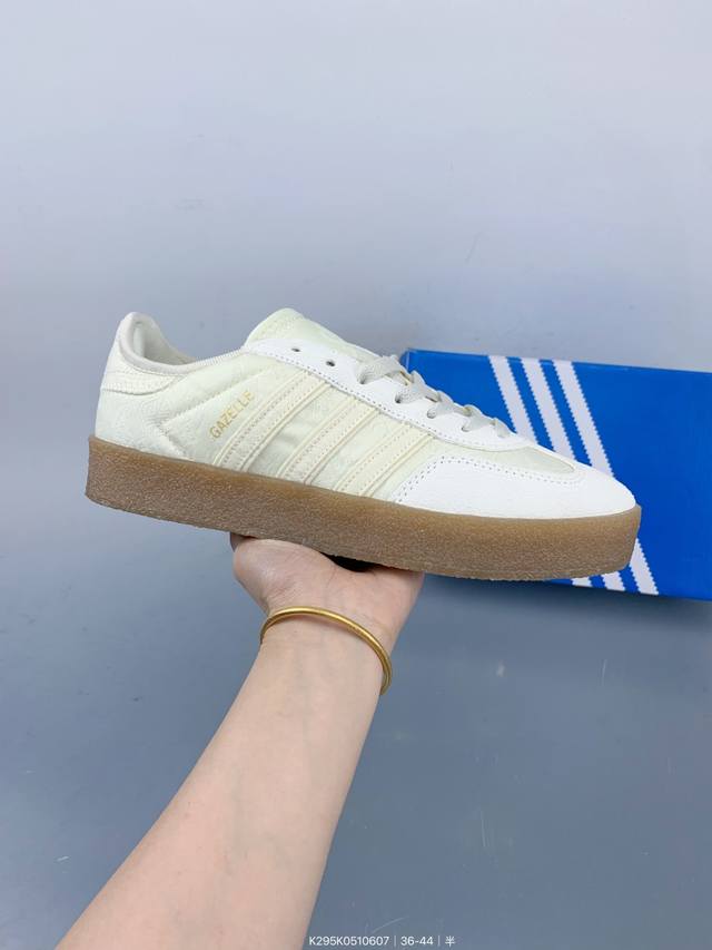 阿迪达斯 Gazelle Indoor 休闲耐磨轻便 低帮 板鞋 这款阿迪达斯运动鞋是 1979年 Gazele Lndoor 运动鞋的复兴，柔软的绒面革和耐用