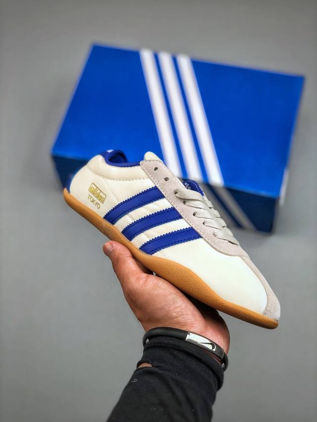 Adidas Tokyo W 舒适百搭经典休闲运动鞋 鞋面设计舒适贴合脚面 同时采用柔软材质 穿着轻便舒适 侧面刻有金色的标志 增添辨识度 超薄橡胶外底提供灵活