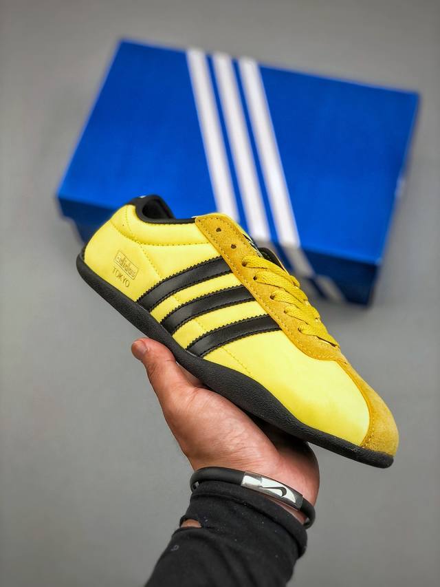 Adidas Tokyo W 舒适百搭经典休闲运动鞋 鞋面设计舒适贴合脚面 同时采用柔软材质 穿着轻便舒适 侧面刻有金色的标志 增添辨识度 超薄橡胶外底提供灵活