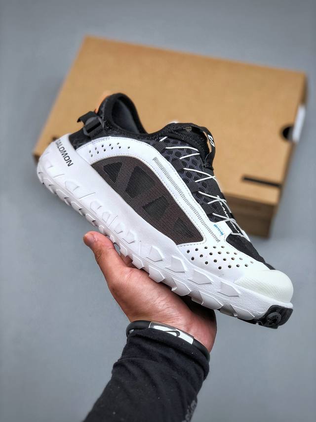 绿X版 Salomon萨洛蒙 Solamphibian 时尚潮流百搭舒适 水陆两栖轮胎鞋 最吸引的就是鞋底那两行章鱼样的小吸盘 下水后小吸盘依然有极强的吸力 鞋