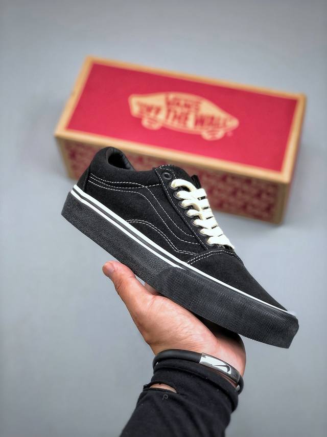 Vans塔卡沙联名款，Vans的经典鞋型加上塔卡沙的俏皮可Div黏贴卡片只能说这波联名真的太会了~整个鞋面都可以贴贴，谁懂这种可以自己Diy的乐趣啊 Size：