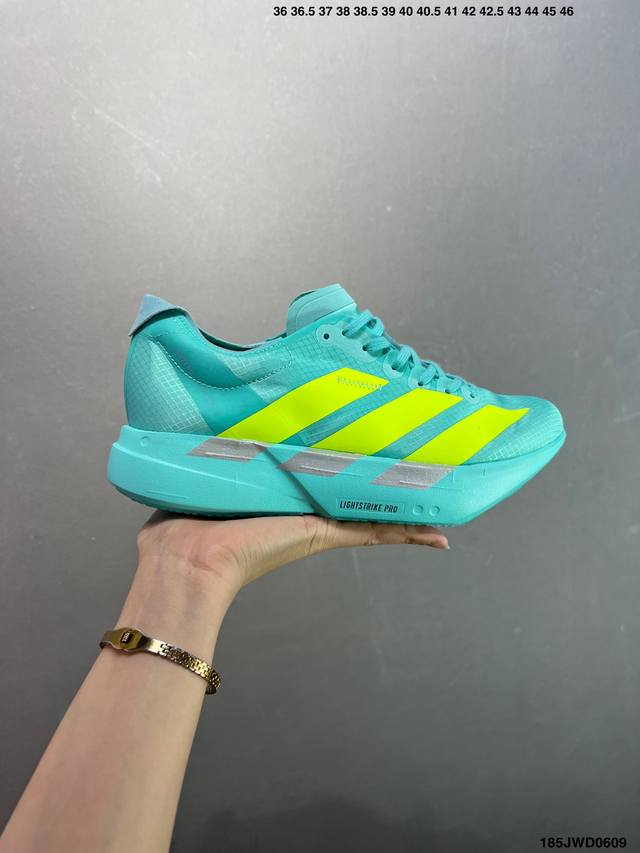 公司级Adidas Adizero Adios 阿迪超轻透气缓震跑鞋 整体外观造型与Adizero Adios Pro Evo 1非常相似 中底配置方面搭载全掌