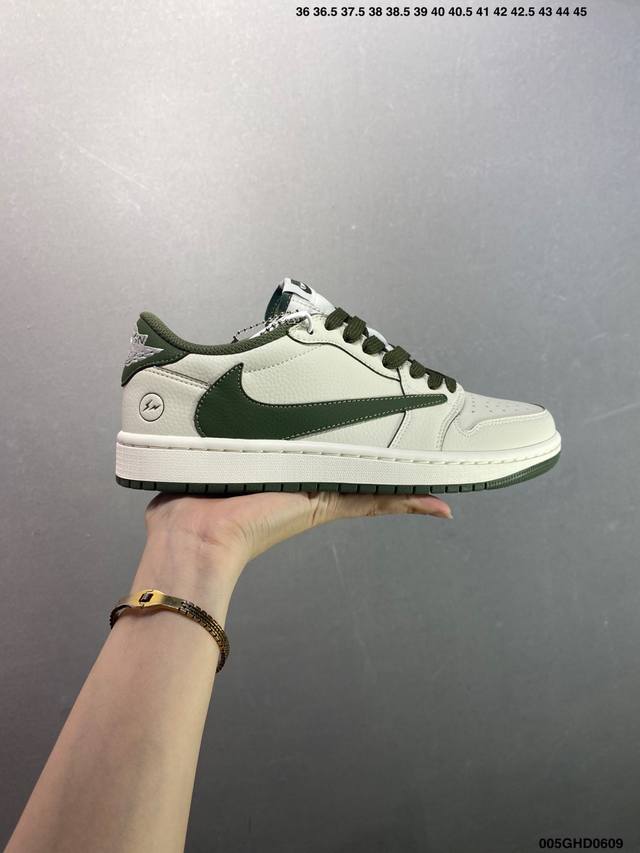 公司级Fragment Design X Jordan 1 Low 此款主张打破传统的工业化流水线设计限制，以Made By Ideas的超级创意为理念，集结众