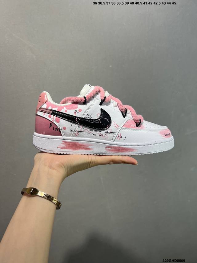 公司级Nike Court Vision 1 Low“幻影十字架” 手绘涂鸦定制板鞋 幻影十字架常作为一种印花图案出现，具有独特的视觉效果。将幻影十字架与梵文、
