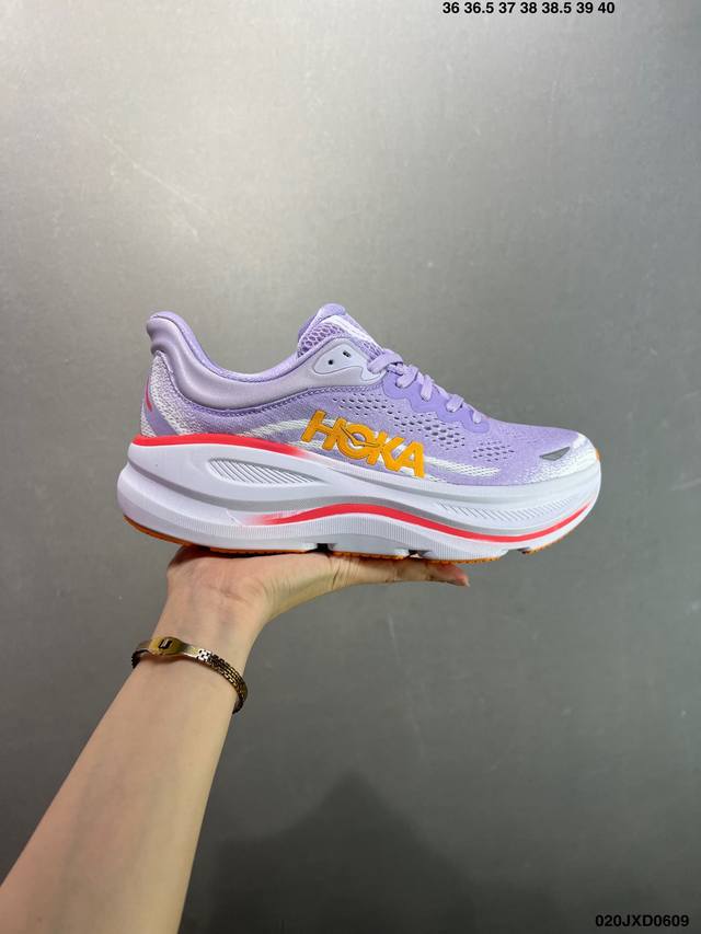 公司级Hoka M Bondi 9 轻盈跑鞋 这个品牌来自于新西兰的毛利语，Hoka表示大地，One One表示飞越，连起来就是飞越地平线，One One不是读