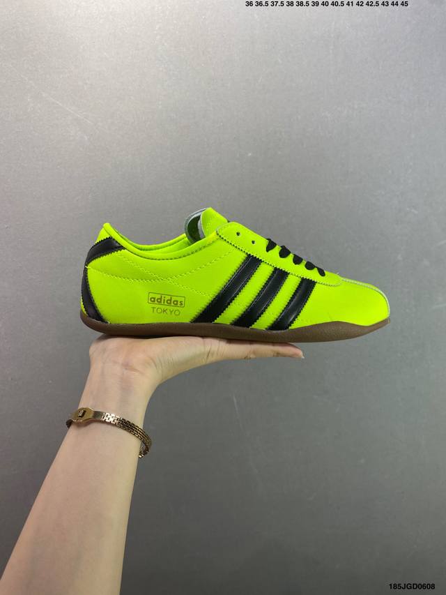 Adidas Tokyo W三叶草休闲防滑耐磨低帮板鞋 鞋头出色设计 塑就出众贴合感 稳固的后跟贴合足部曲线设计 软弹舒适 不易磨脚 橡胶鞋底配合防滑纹路设计