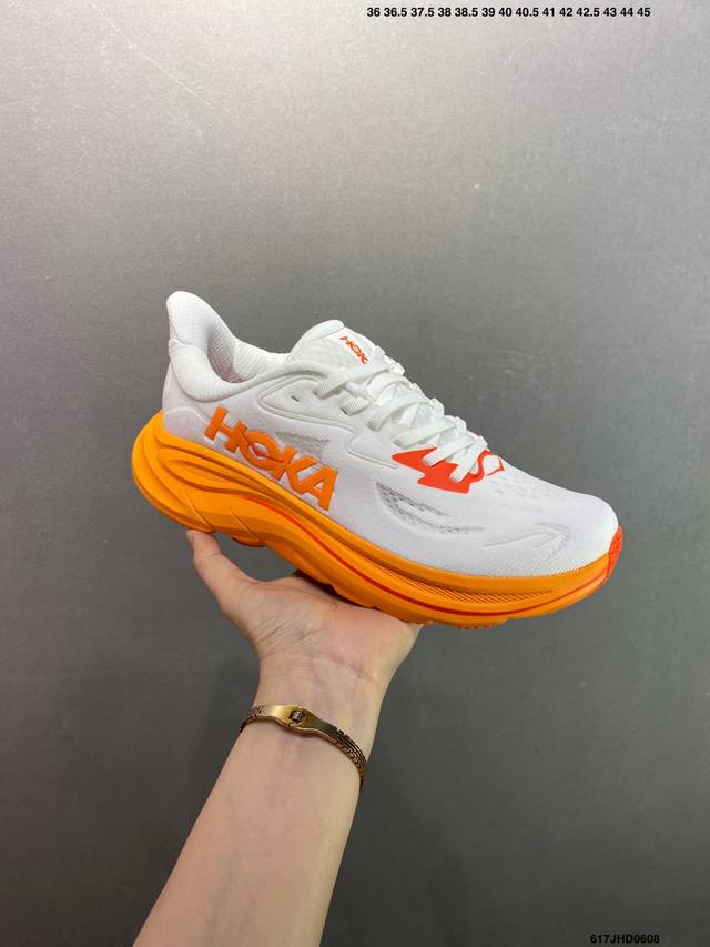 公司级Hoka M Bondi 10轻盈跑鞋 这个品牌来自于新西兰的毛利语，Hoka表示大地，One One表示飞越，连起来就是飞越地平线，One One不是读