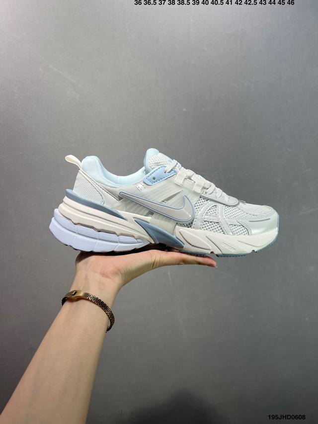 公司级Nike V2K Run跑步鞋复古风潮 网面透气运动鞋 灰银紧致的鞋面材质提供良好的包裹性鞋侧 Swoosh以及鞋头部分搭配增添不少亮点的镀铬细节鞋垫上印