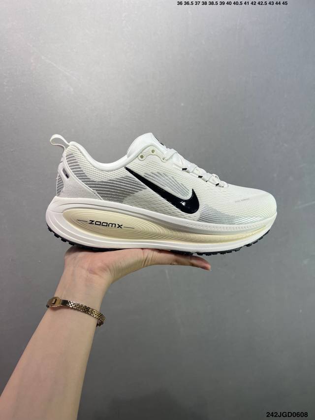 公司级Nk Air Zoom Vomero 18 轻便舒适公路跑步鞋 Hm6803-001 质感柔软 弹力充沛 助力一路畅跑 乐享不停 厚实泡绵缔造舒适的回弹效