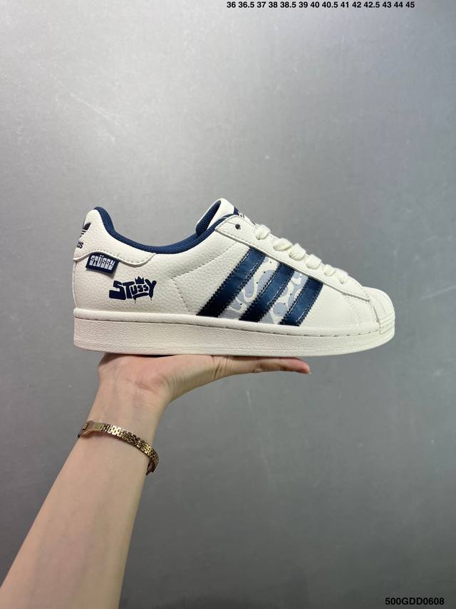 核心私 公司级Ad Originals Superstar 经典复古贝壳头板鞋 Jp9310 诞生于1969年 是第一双将全皮面鞋 身与橡胶鞋头结合在一起的低帮