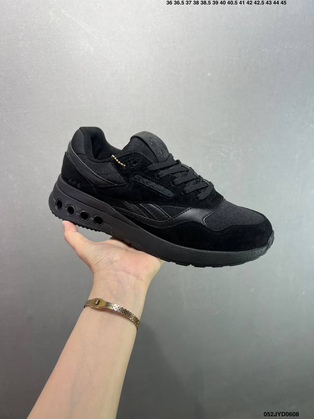 公司级Reebok Club C Bulc 锐步复古潮流街头低帮休闲板鞋 经典的复古鞋头设计 给双脚提供更宽裕的活动空间 鞋面采用流畅的线条设计 穿脱方便的同时