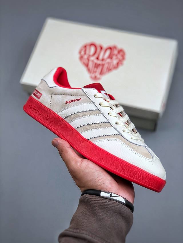 F版 海外爆款限量发！高端定制 Ad Gazelle Indoor Trainers Supreme联名---奶白灰红 原厂定制长毛翻毛皮组合环保纤维革鞋面材质