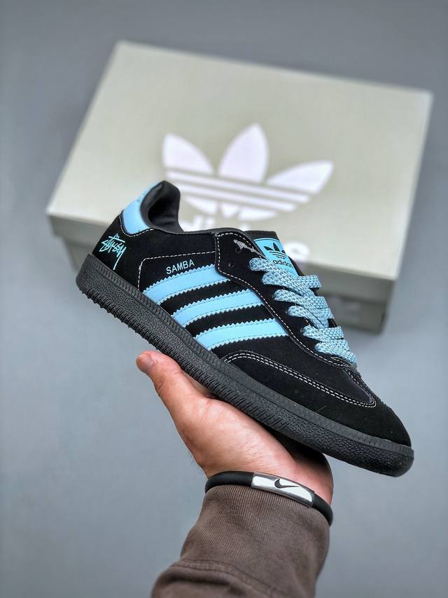 C版 Adidas Samba Og 德训鞋 斯图西联名款 高端定制桑巴系列 大厂纯原品质出货 超高清洁度 细节完美 舒适百搭 低帮休闲板鞋 男女同款货号：Xr