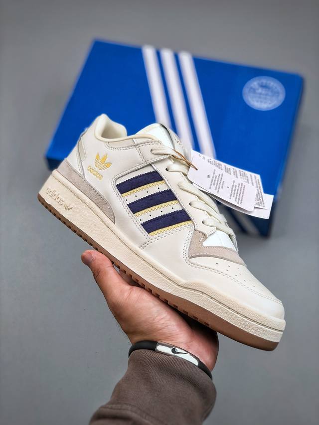 Adidas Forum Low Cl 潮流休闲运动板鞋以复古篮球鞋的外形为基础 采用皮革拼接简约百搭 更加贴合舒适 中底内侧网格造型起到点睛之笔 外底橡胶 更
