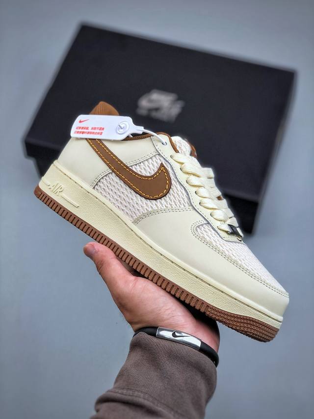 Nike Air Force 7空军一号低帮百搭休闲运动板鞋。柔软、弹性十足的缓震性能和出色的中底设计，横跨复古与现代的外型结合，造就出风靡全球三十多年的For