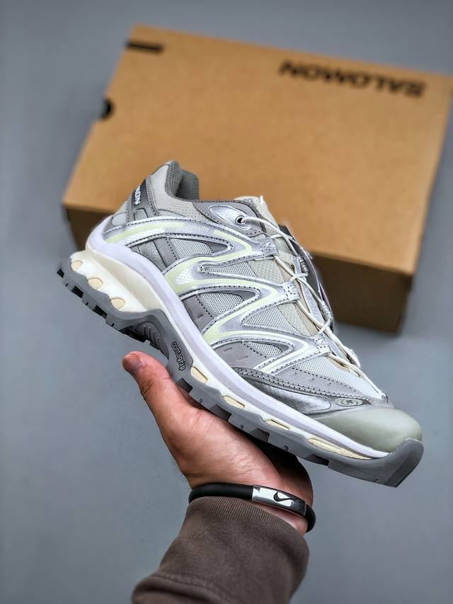 Salomon萨洛蒙 Xt-Quest 探索者系列户外越野跑鞋鞋面采用Sensifit贴合技术 全方位贴合包裹脚型 鞋跟部鞋底牵引设计 提供强大的抓地性能 更适