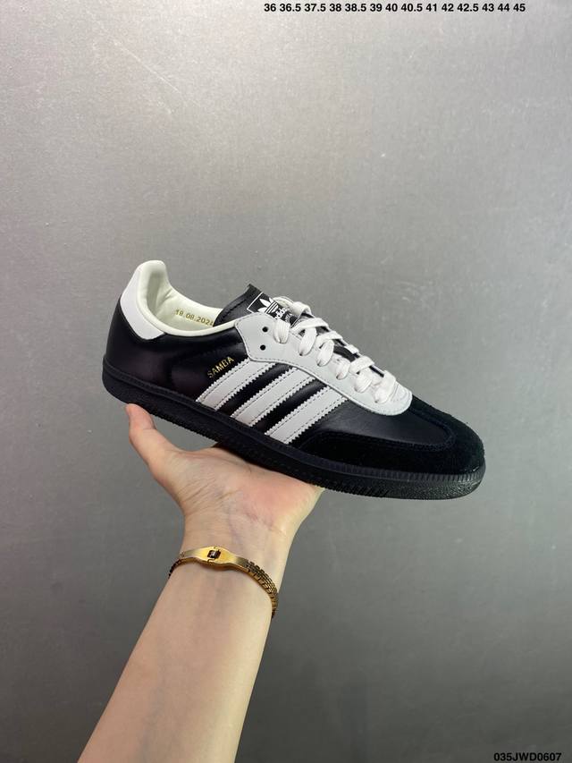 公司级Addis Original Samba Og 复古单品 复古桑巴板鞋 这款桑巴鞋展示了高质量的工艺 带有装饰的超锁缝制和无缝的手感 柔软、柔软的皮革造型