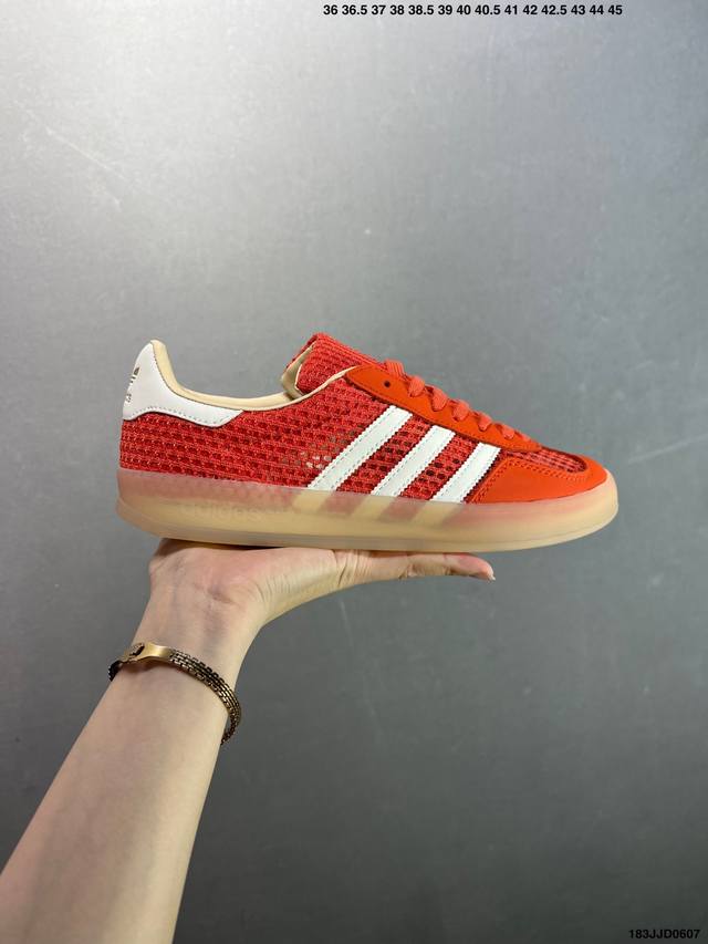 Adidas Originals Gazelle 橙色 此款鞋延续了橡胶外底和经典款式的传统。全新的网格布和标志性的3条纹采用明亮的对比色，为久经考验的外观带来