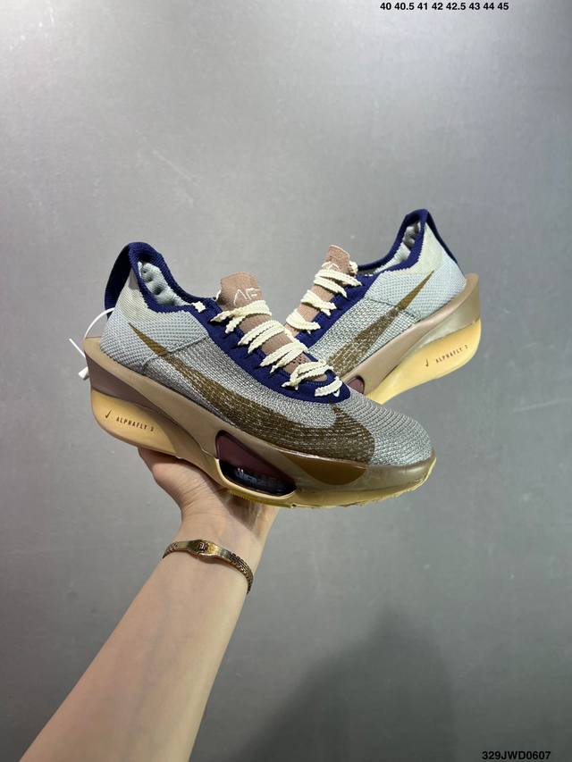 公司级新品发布 Nike Air Zoom Alphafly Next%整体采用前作的设计语言，并且对后者的细节进行升级，马拉松和长距离路跑的性能极限设计而生。