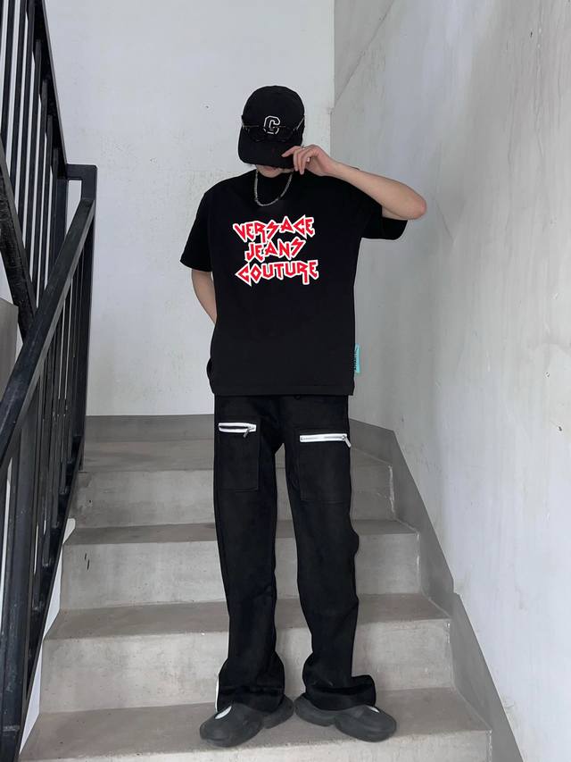 上新！范思哲经典短袖T恤，标志Logo极简的设计转化为服装语言，就如这件基础短袖T恤，有着极其细腻的面料质感，平淡中无处不透入极简高级质感！ 简单、个性、品牌辨