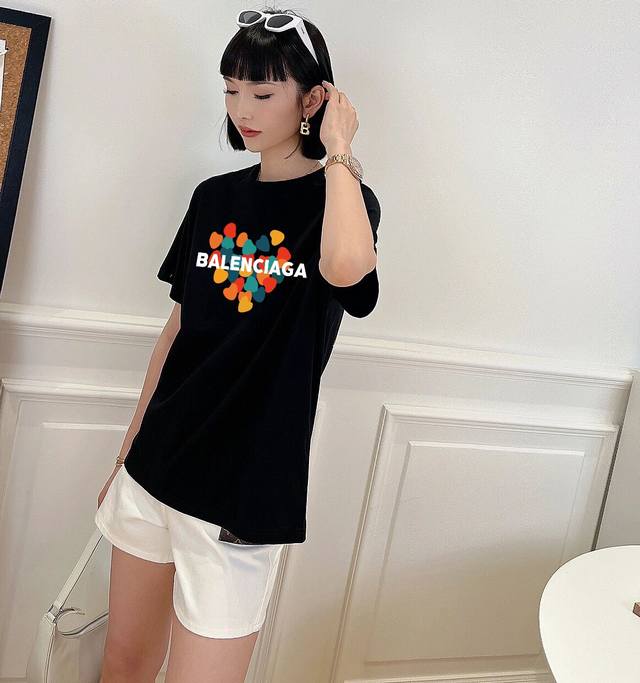 上新！Balenciaga巴黎世家经典短袖T恤，把经典玩出不同，打破单一设计再创造，增多点趣味性！男女同款入，厚实有质感，透气且吸汗，喜欢就盘她！ 尺码：S-3