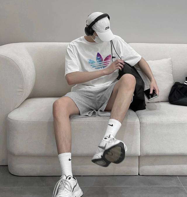 上新！元素碰撞，超级吸睛！Adidas 阿迪达斯三叶草夏日缤纷水果情侣款圆领短袖T恤，全部采用上等原料，质感好颜色鲜明！ 这种款式上身回头率超高！基础款的圆领T