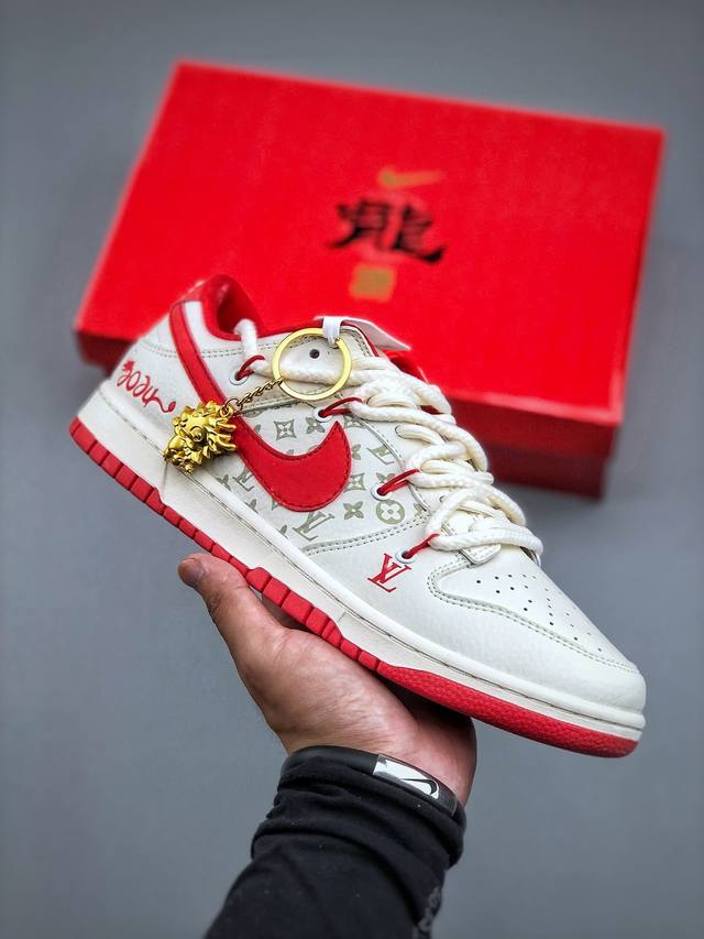 今日福利特价 Nike Sb Dunk Low“Lv联名 绑带中国红限定” 此款设计灵感来源于轻定制，用符合美学逻辑的色彩作为设计的基石，整体简约而不简单，大红